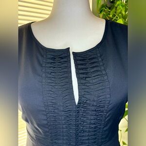 Sleeveless knee-length dress with detail at neckline